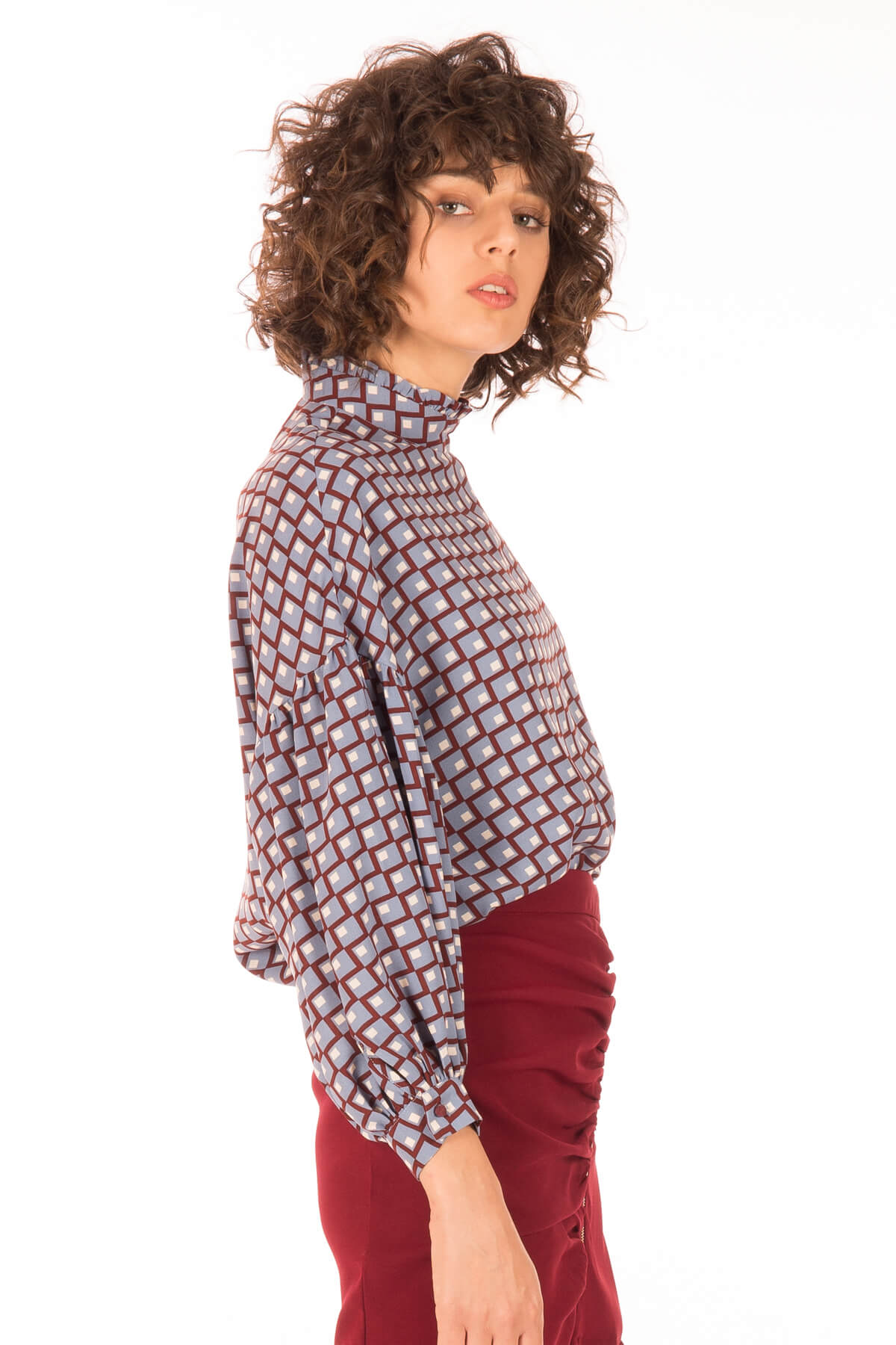 Lateral da blusa com padrão geométrico para mulher da Minueto