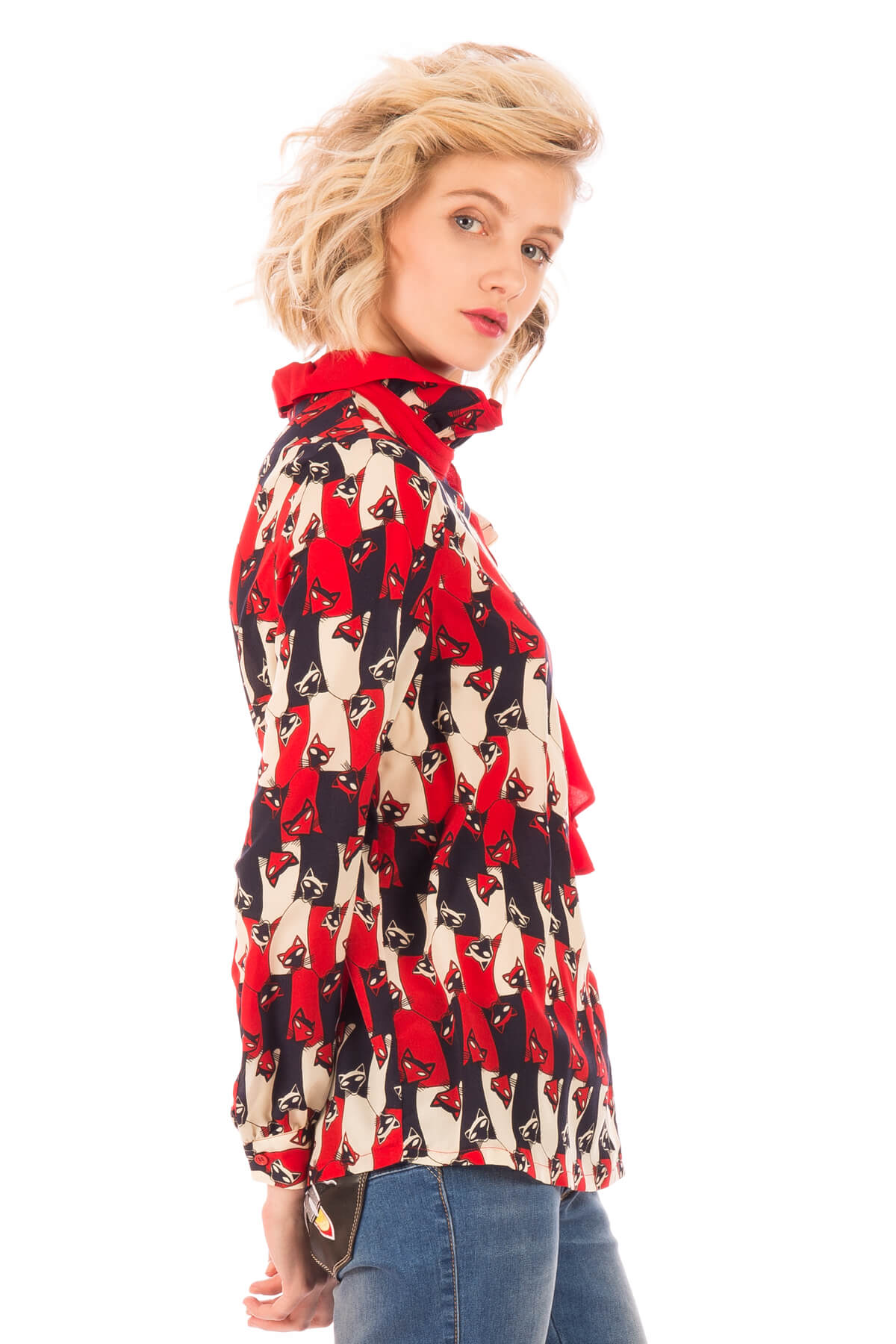 Lateral direito de blusa print gatos em tons de vermelho para mulher da Minueto