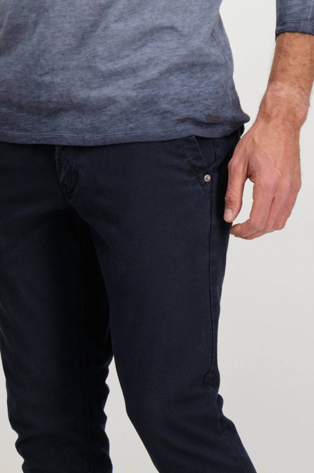 Pormenor da frente das calças chino super slim de sarja para homem da Garcia Jeans