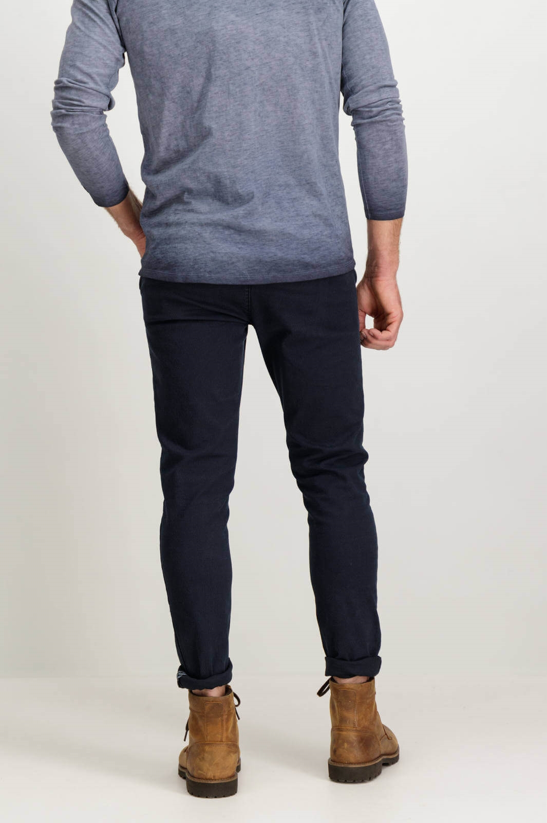 Parte de trás das calças chino super slim de sarja para homem da Garcia Jeans