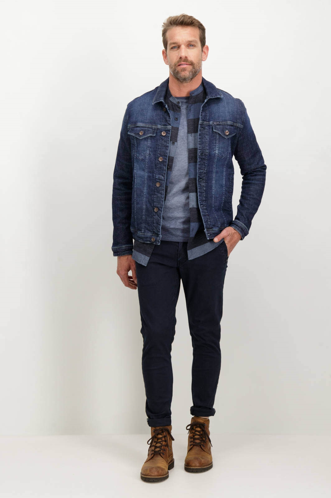 Frente de calças chino super slim de sarja para homem da Garcia Jeans