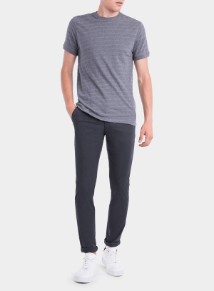 Frente das calças chino slim fit em azul escuro para homem da Tiffosi