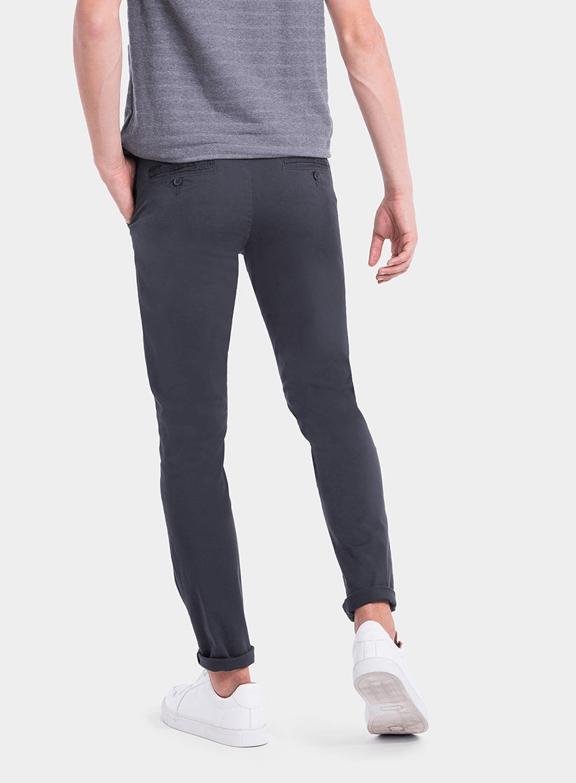 Parte de trás das calças chino slim fit em azul escuro para homem da Tiffosi