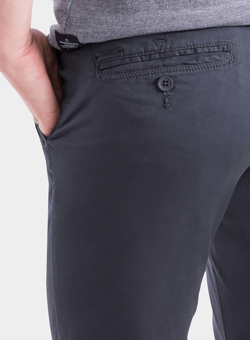 Pormenor do bolso traseiro das calças chino slim fit em azul escuro para homem da Tiffosi