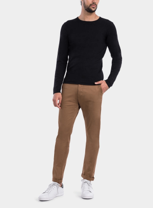 Frente das calças chino slim fit em camel para homem da Tiffosi