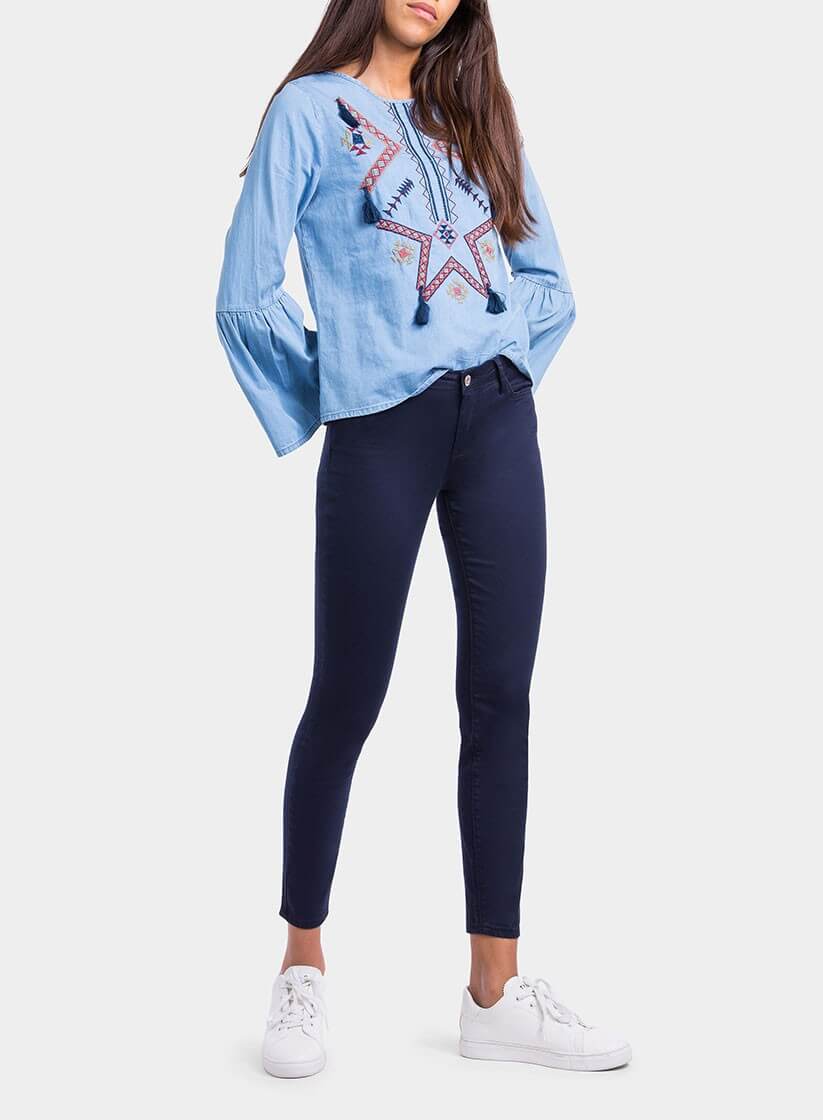 Frente de calça básica de sarja azul cinta média para mulher da Tiffosi