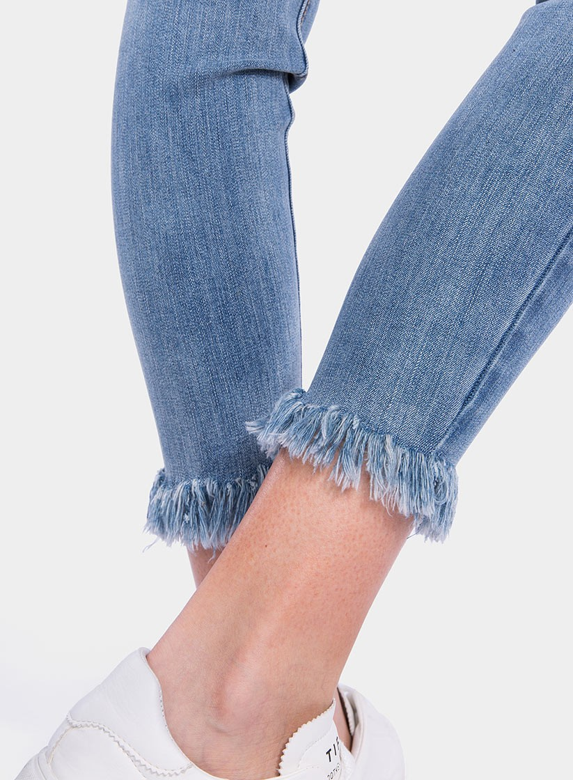 Pormenor das bainhas de jeans light Double-Up Skinny flor bordada da Tiffosi