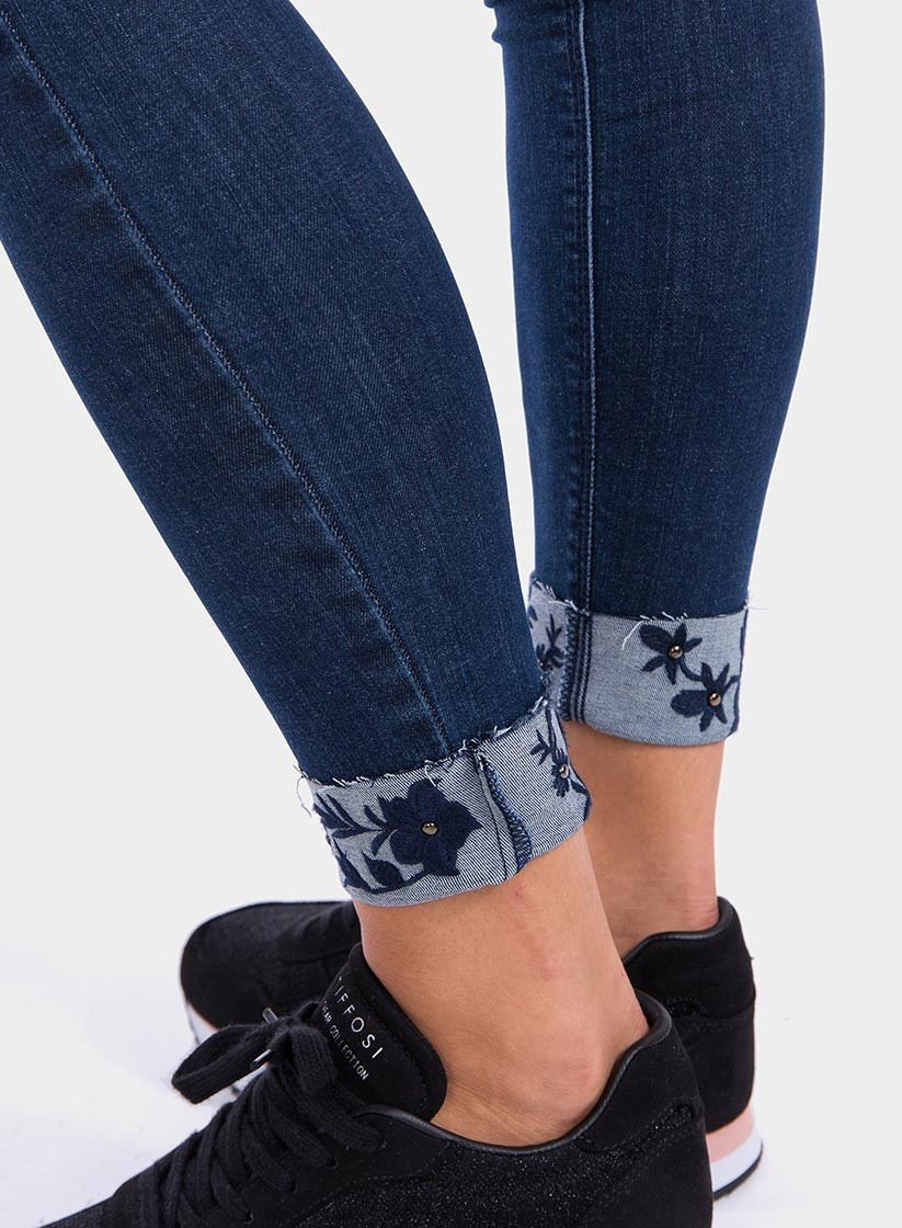 Pormenor das bainhas bordadas com flor das calças de ganga onesize_double Up Skinny da Tiffosi
