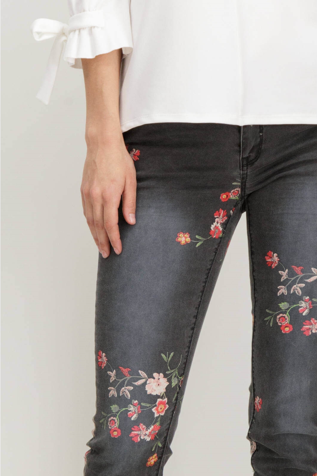Pormenor da frente das Jeans com estampa floral em cinza escuro para mulher da Garcia Jeans