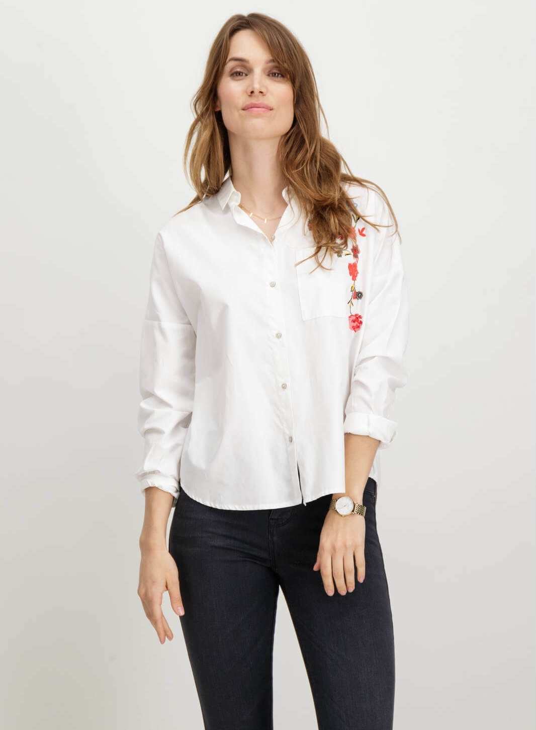 Camiseiro com flores bordadas em branco para mulher da Garcia Jeans