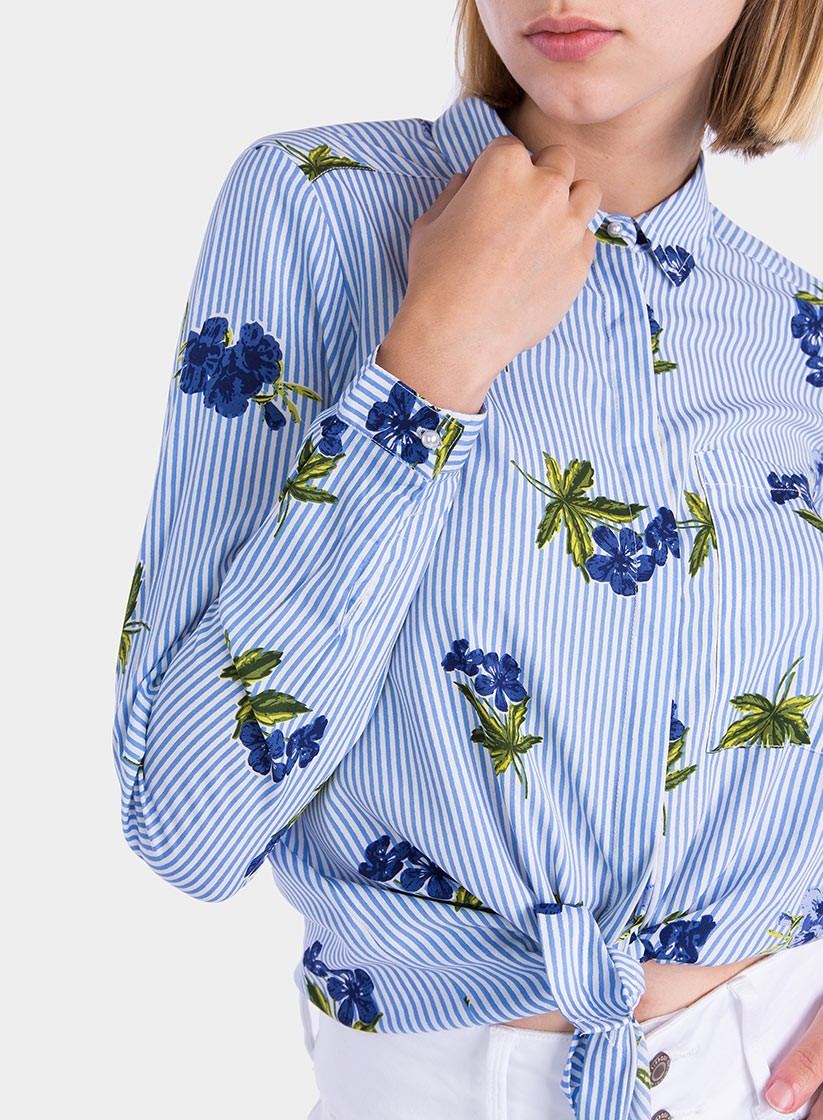 Frente ampliada de camisa estampada floral com pérola da Tiffosi