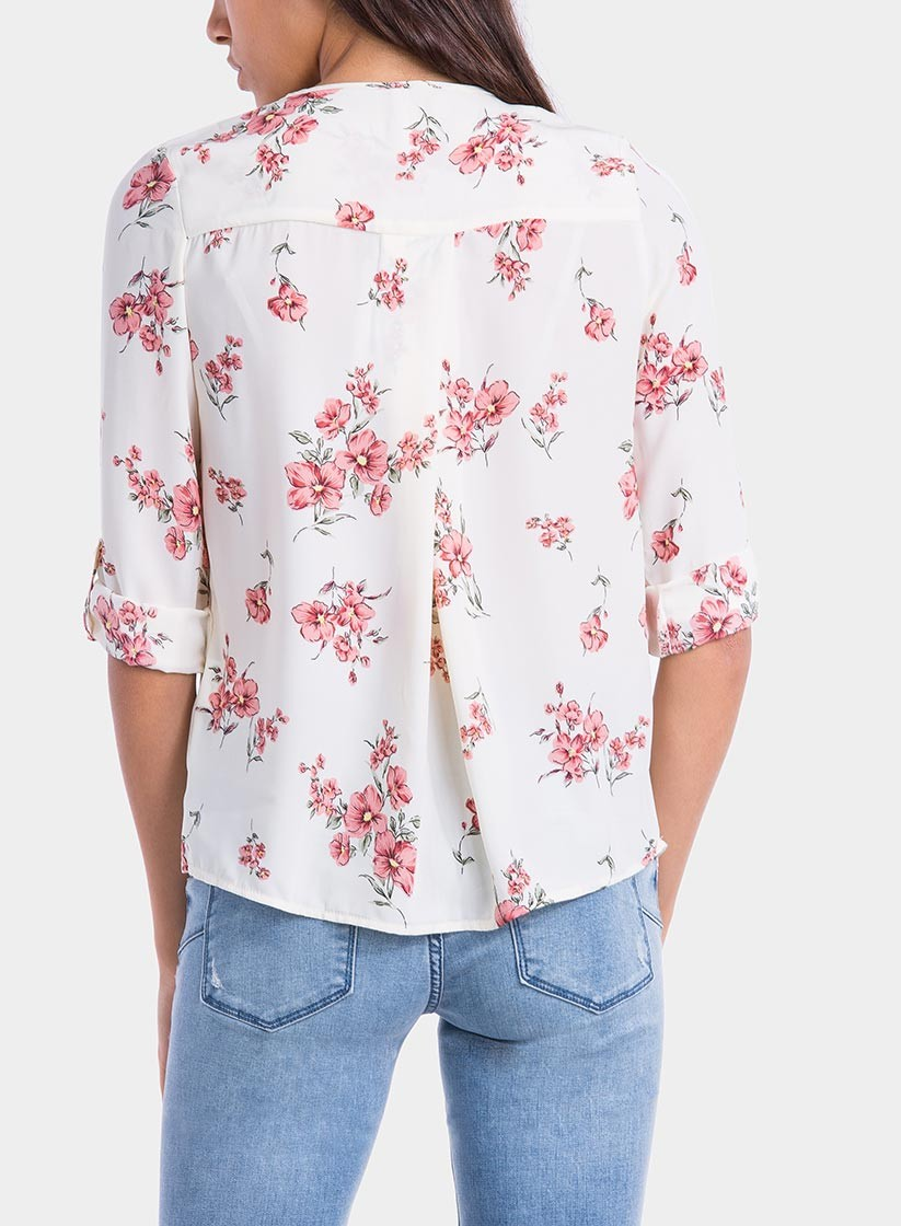 Costas de blusa com decote em bico da Tiffosi