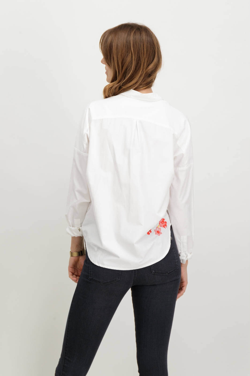 Costas de camiseiro com flores bordadas em branco para mulher da Garcia Jeans