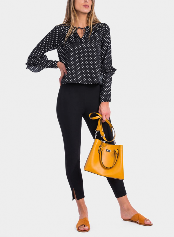 Frente de blusa às bolinhas com folhos em preto da Tiffosi