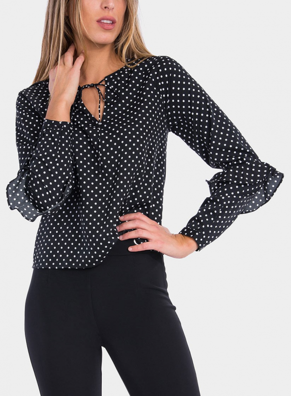 Frente ampliada de blusa às bolinhas com folhos em preto da Tiffosi
