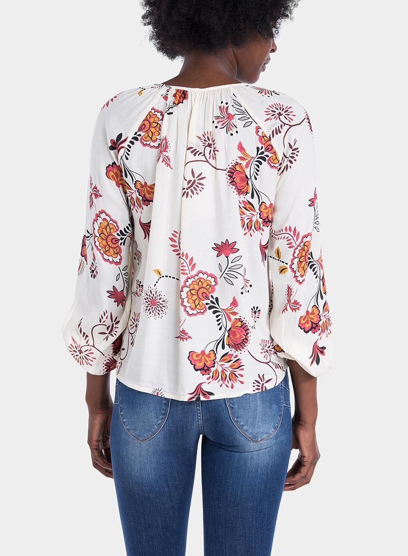 Costas de blusa com estampa floral em tons de cru da Tiffosi