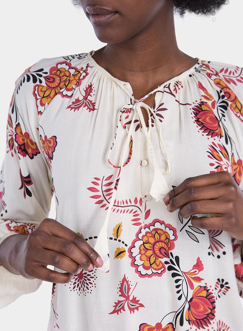 Pormenor da frente de blusa com estampa floral em tons de cru da Tiffosi
