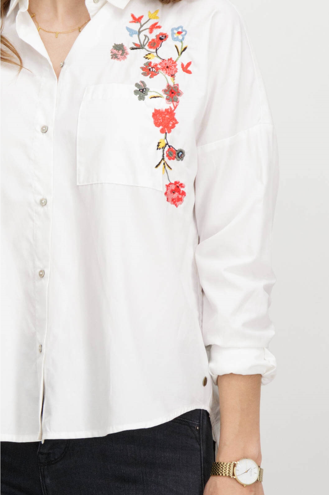 Pormenor do bordado da camiseiro com flores bordadas em branco para mulher da Garcia Jeans