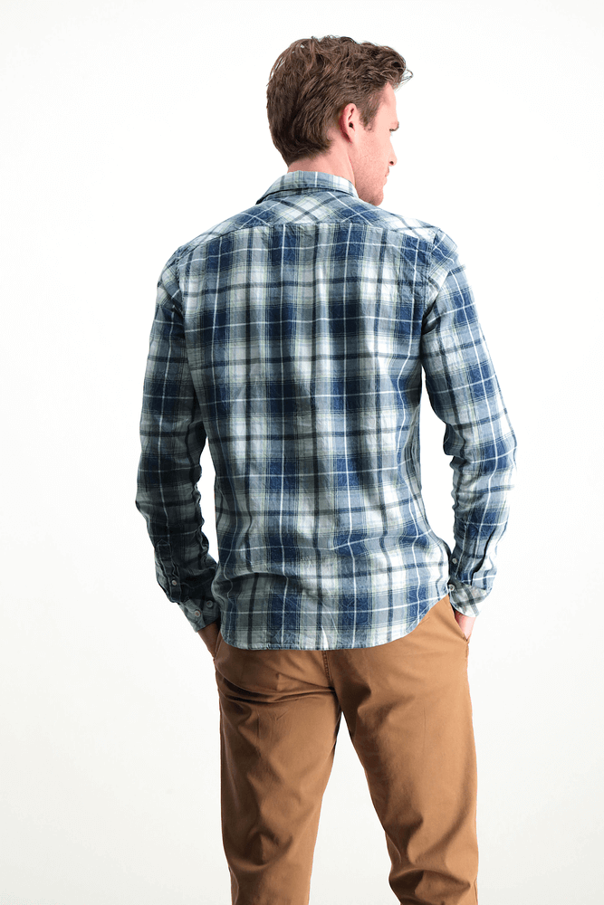 Costas da camisa pré-lavada em xadrez azul para homem da Garcia Jeans