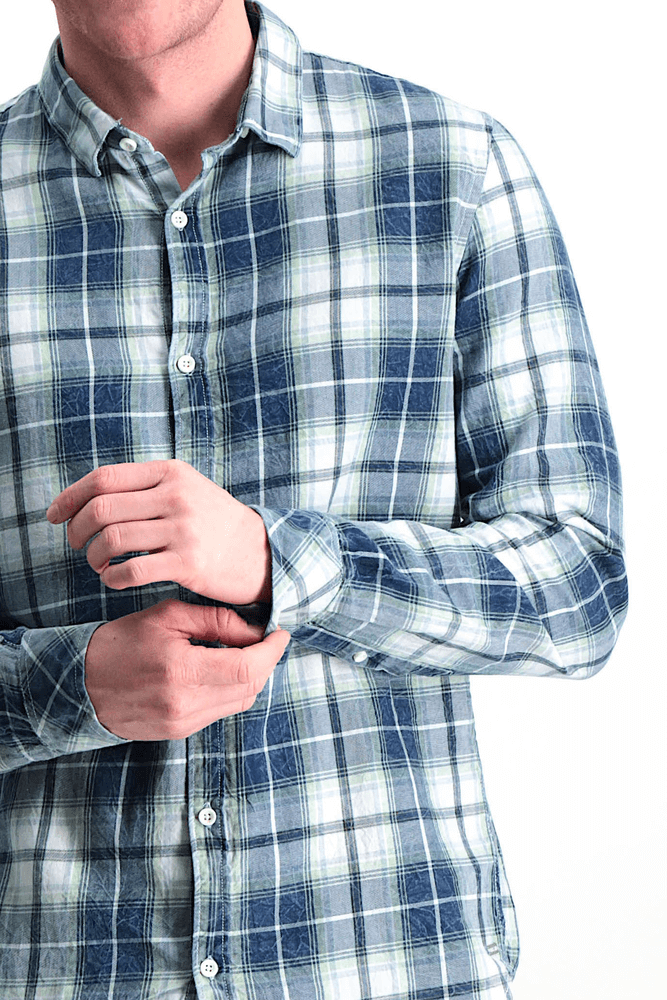 Pormenor da frente da camisa pré-lavada em xadrez azul para homem da Garcia Jeans