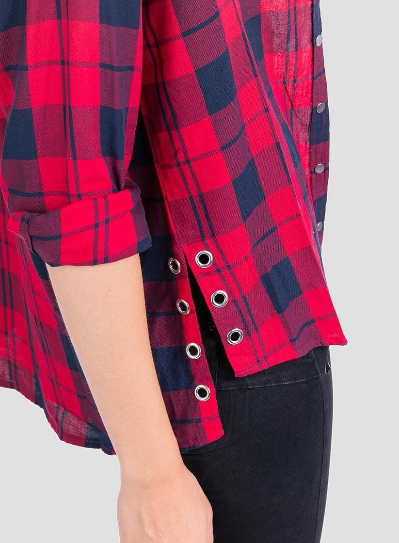 Pormenor de camisa xadrez vermelho com Ilhós para mulher da Tiffosi