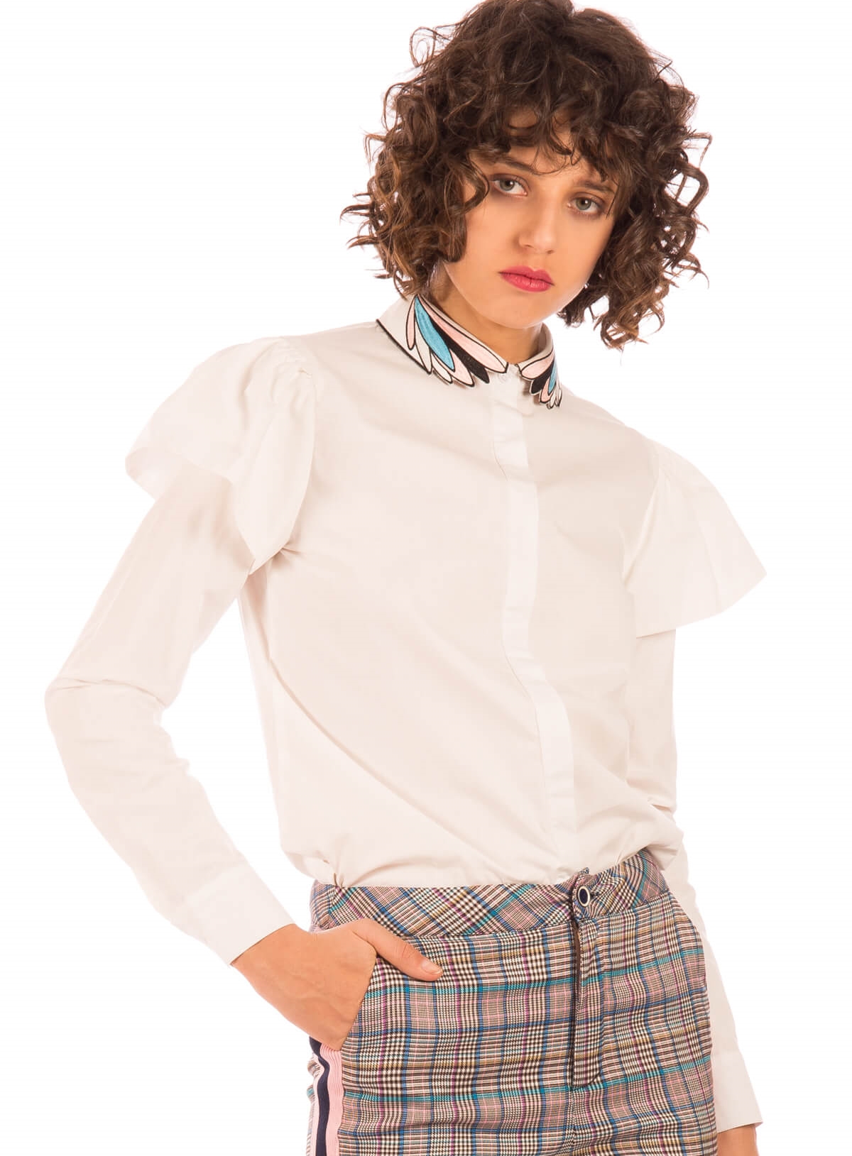 Camisa com gola bordada em branco para mulher da Minueto