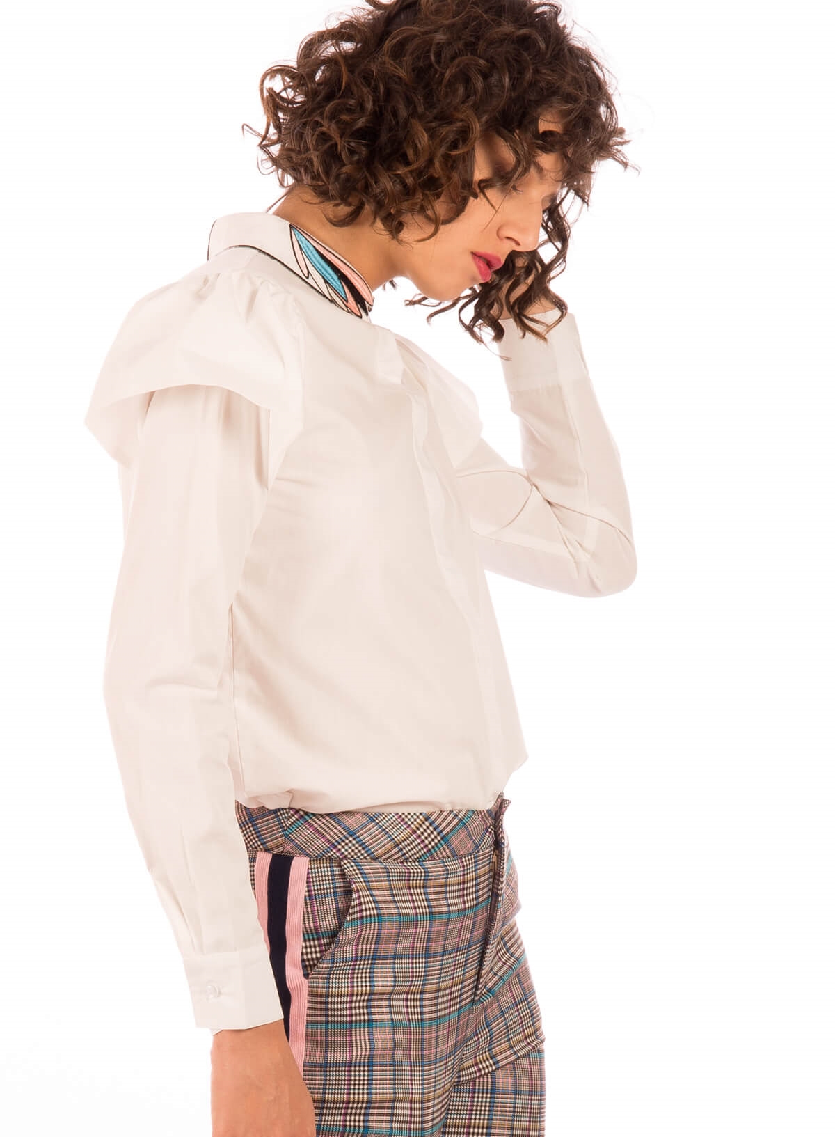Camisa com gola bordada em branco para mulher da Minueto