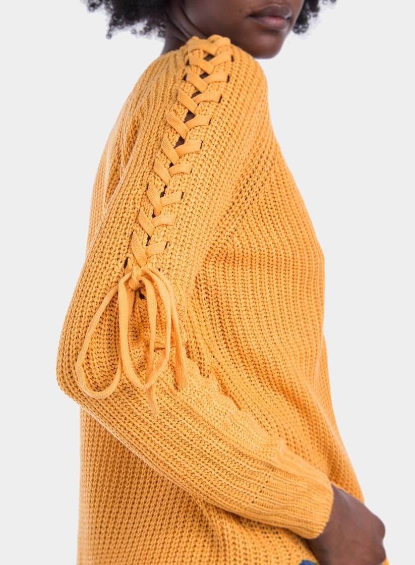 Pormenor da manga de camisola decote em V manga entrançada em amarelo para mulher da Tiffosi