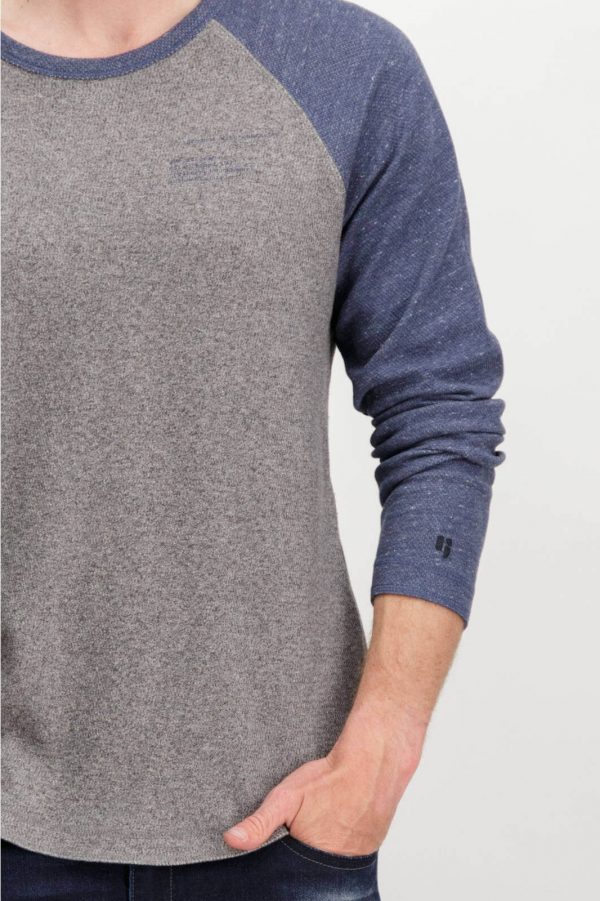 Pormenor da frente da sweatshirt bicolor da Garcia Jeans em azul e cinza para homem
