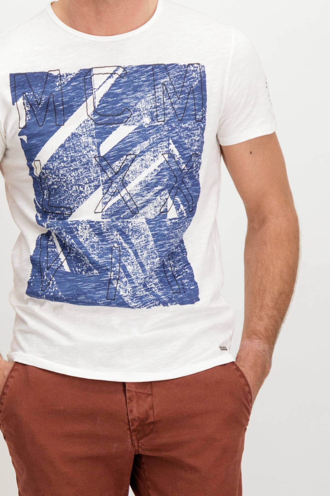 Pormenor da frente da T-shirt branca bordada para homem da Garcia Jeans