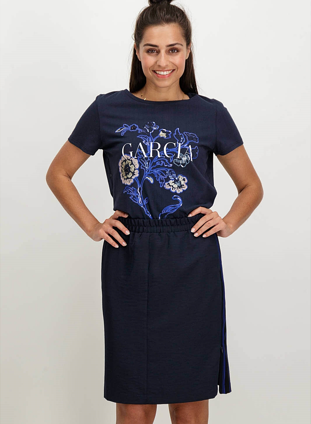 T-shirt bordada com lantejoulas em azul marino para mulher da Garcia Jeans