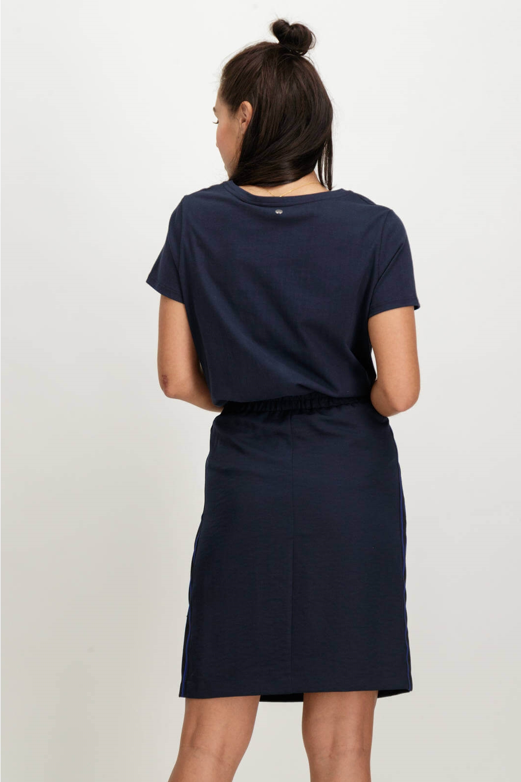Costas de T-shirt bordada com lantejoulas em azul marino para mulher da Garcia Jeans