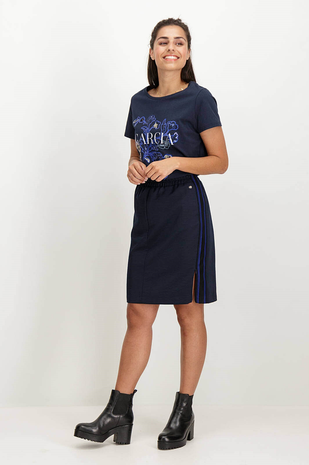 Lateral de T-shirt bordada com lantejoulas em azul marino para mulher da Garcia Jeans