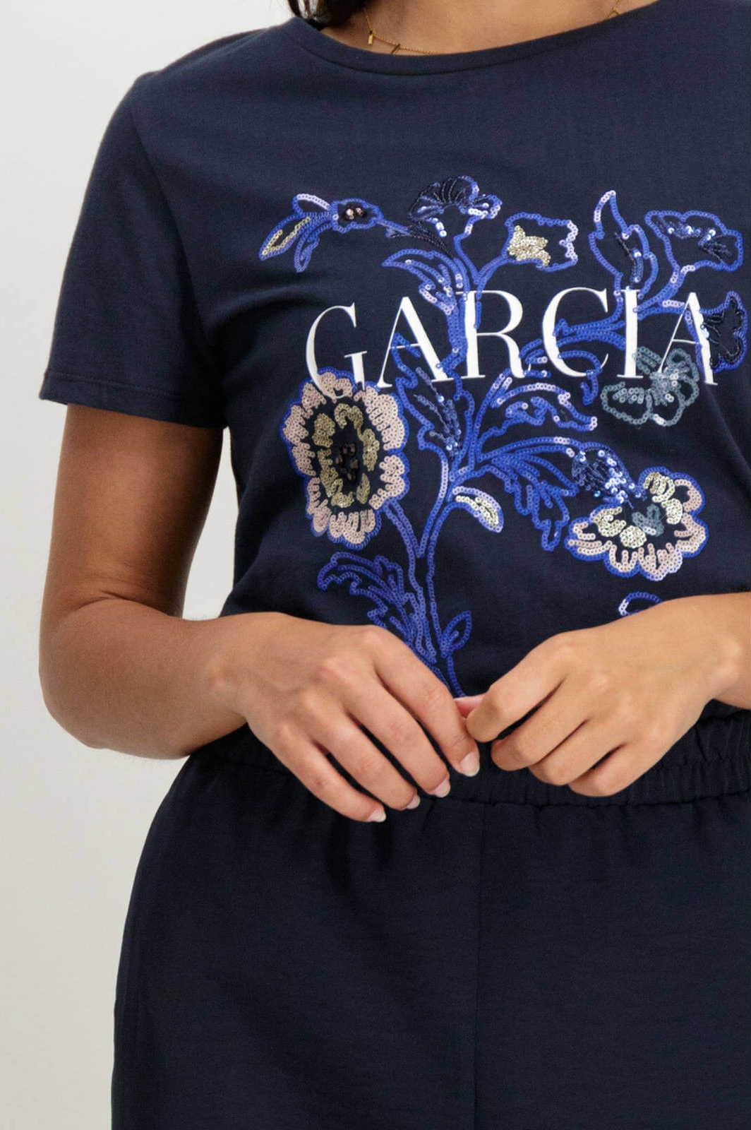 Pormenor do bordado da T-shirt bordada com lantejoulas em azul marino para mulher da Garcia Jeans