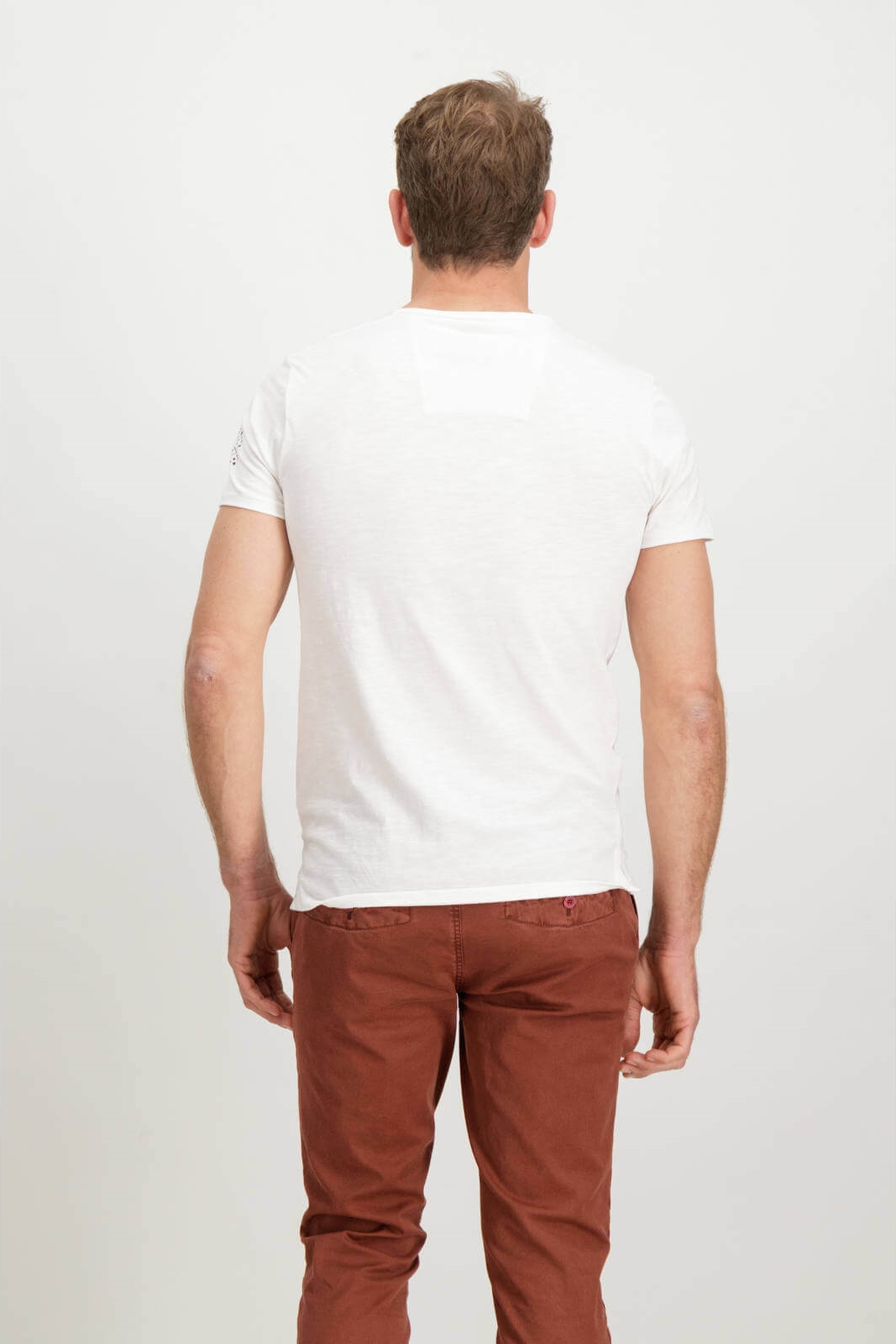 Costas da T-shirt branca bordada para homem da Garcia Jeans