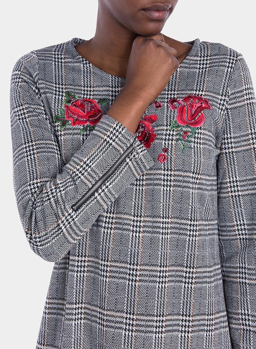 Frente ampliada de vestido xadrez com bordado flores, de mulher da Tiffosi