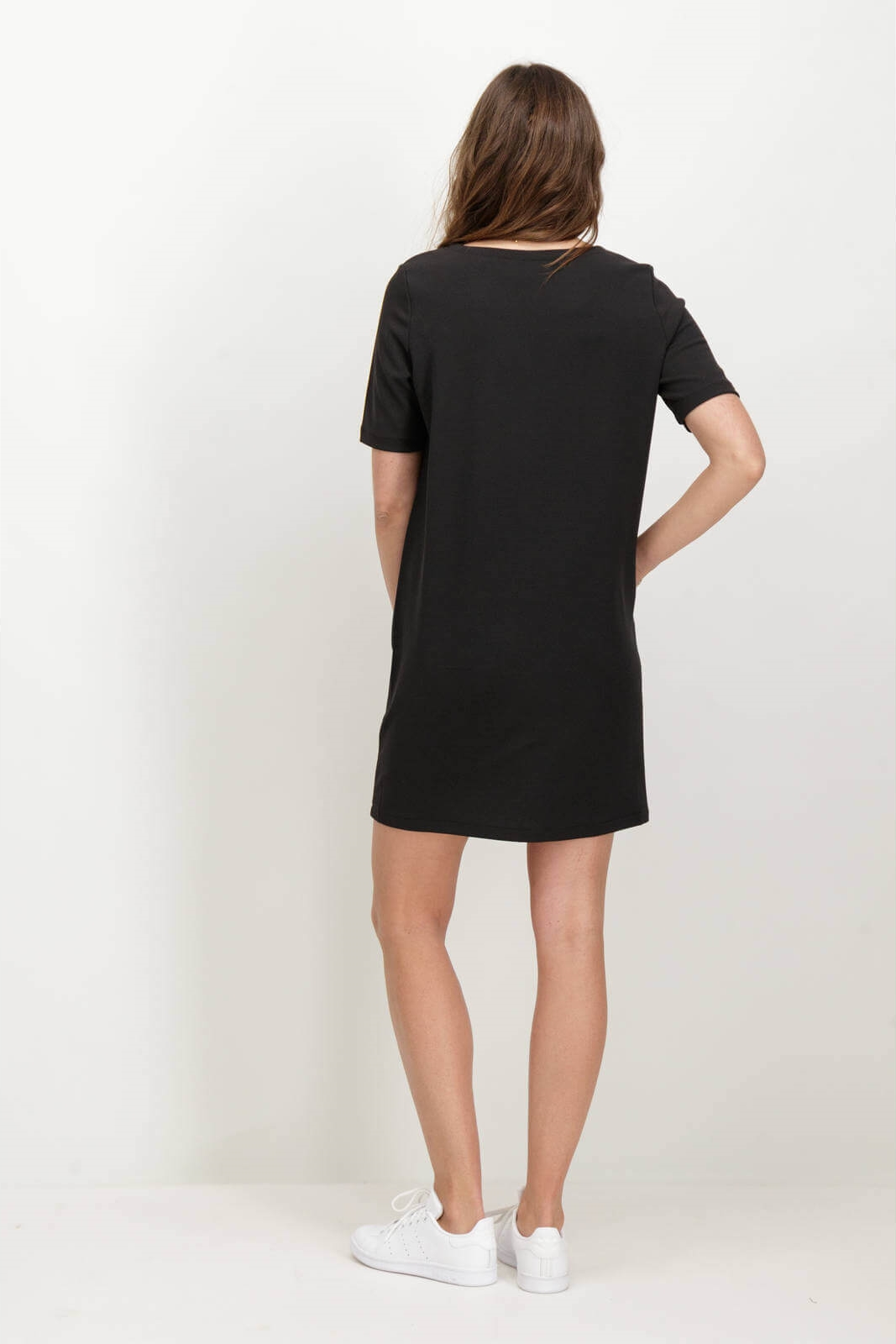 Costas de vestido de malha preta com bolsos da Garcia Jeans