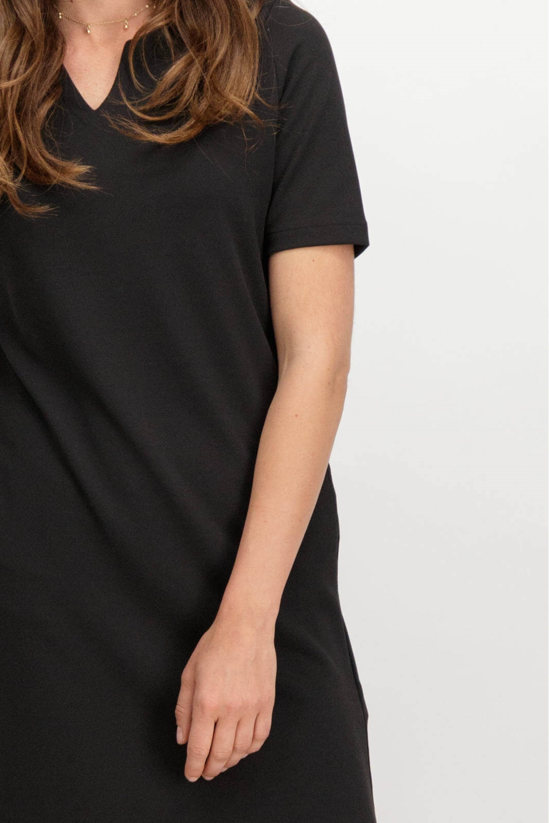Pormenor da frente de vestido de malha preta com bolsos da Garcia Jeans