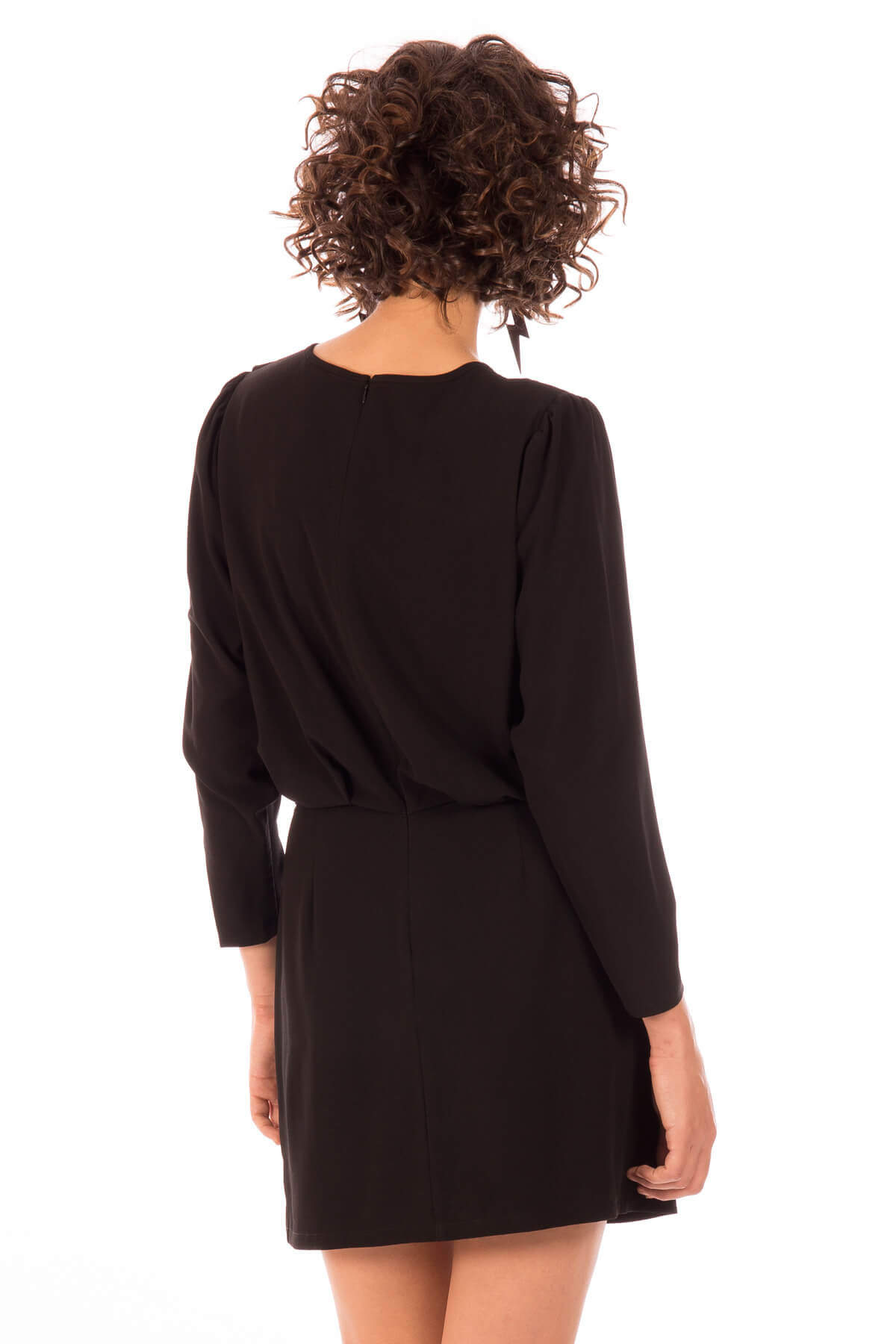 Parte de trás de vestido com folho em preto da Minueto