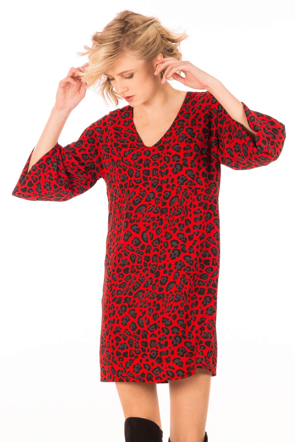 Frente de vestido estampado leopardo vermelho para mulher da Minueto