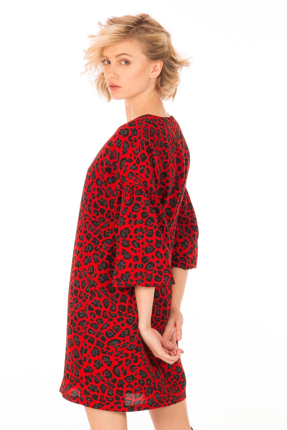 Lateral esquerdo de vestido estampado leopardo vermelho para mulher da Minueto