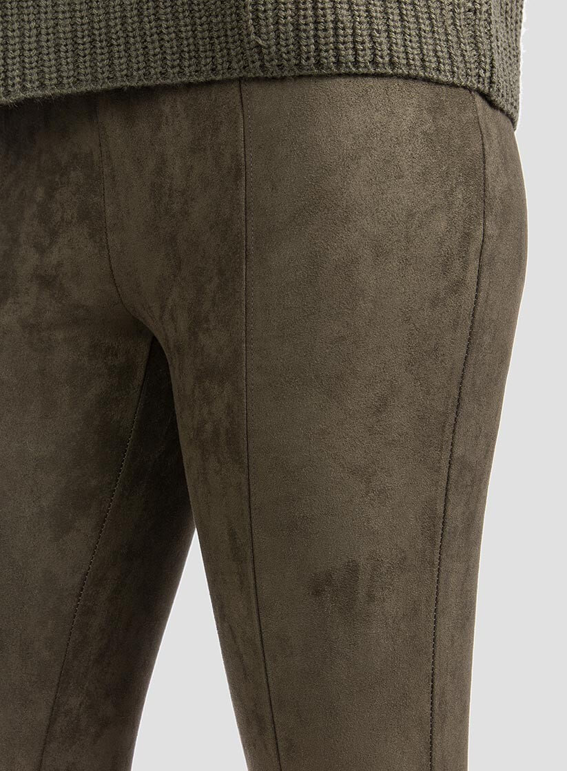 Pormenor da legging efeito camurça verde para mulher da Tiffosi