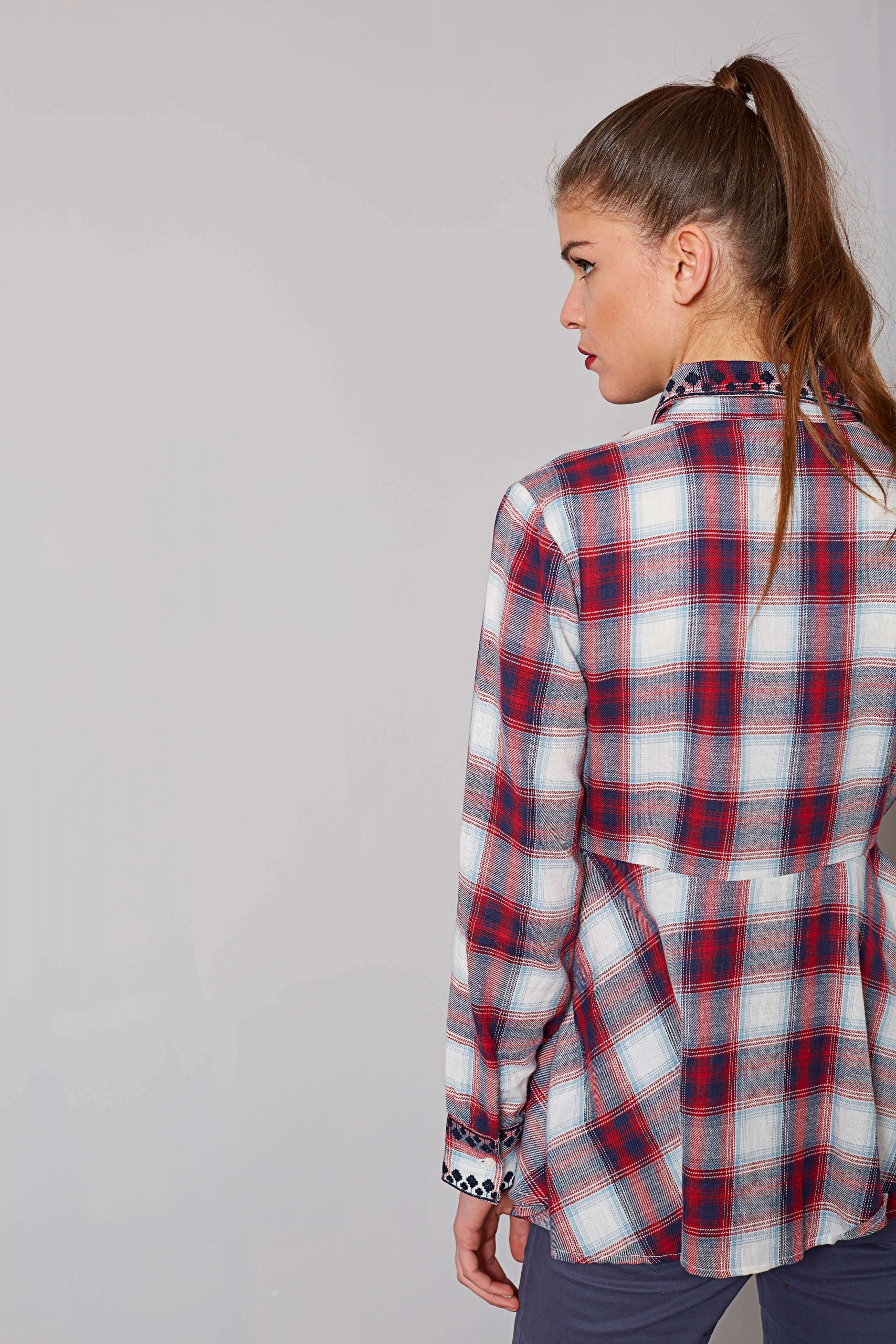 Costas da camisa bordada em xadrez para mulher da Md`m