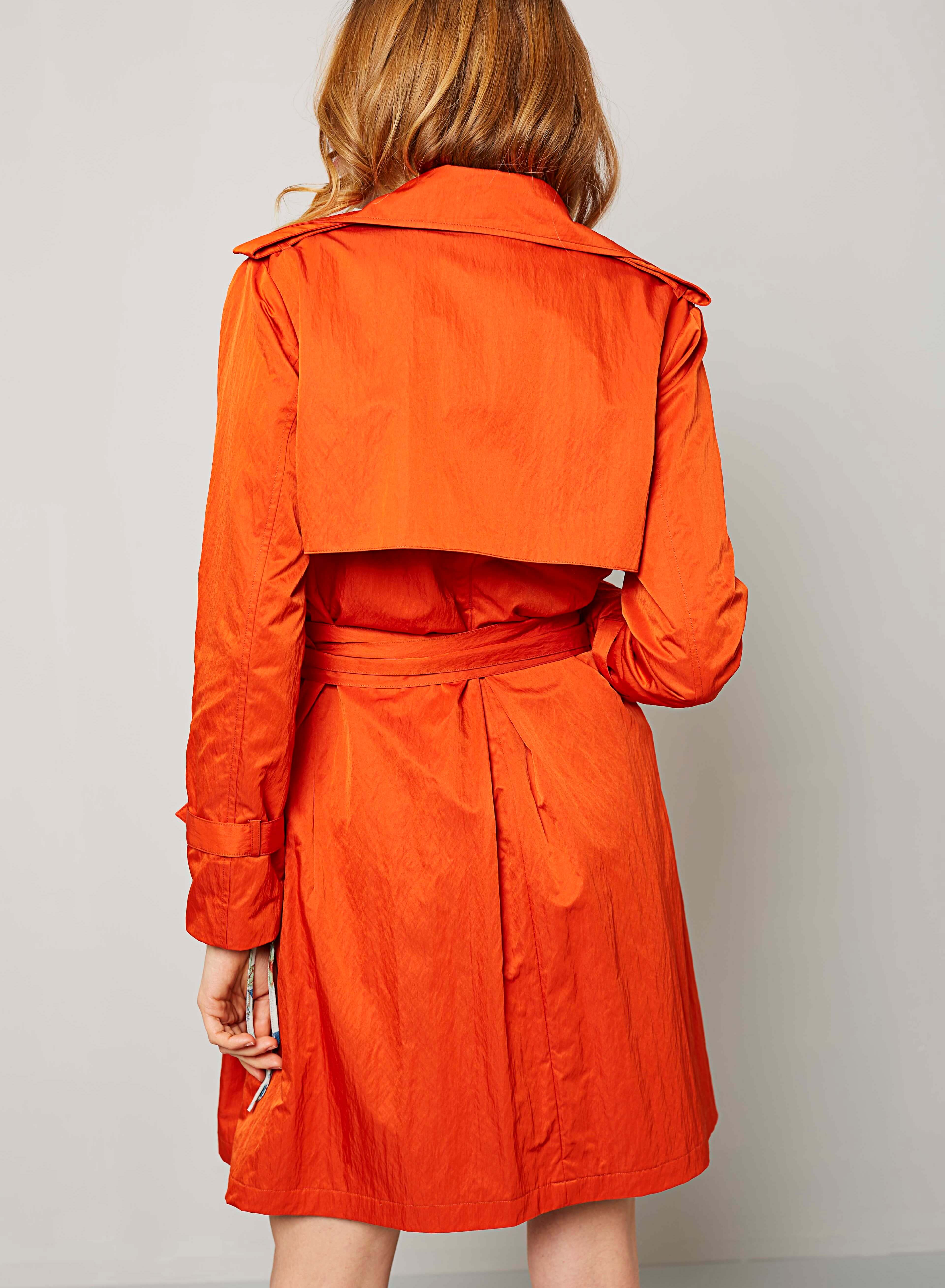 Costas da gabardina laranja com forro floral para mulher da Van-Dos