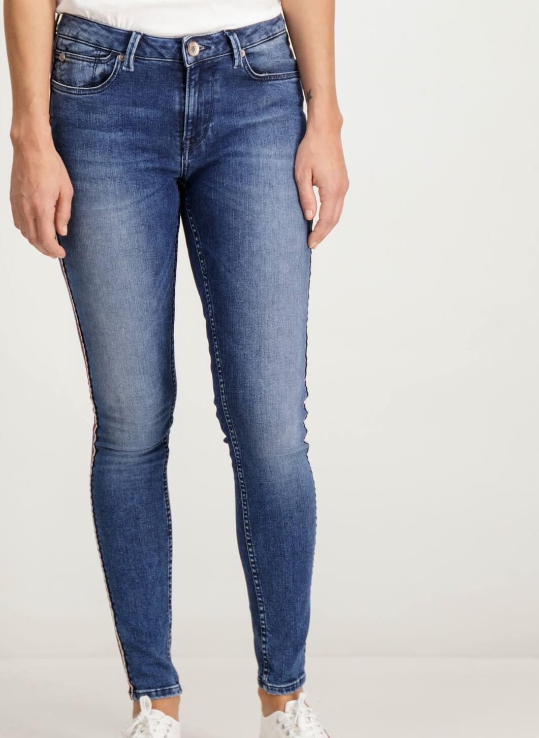 Calça de ganga clara com lista lateral para mulher da Garcia Jeans