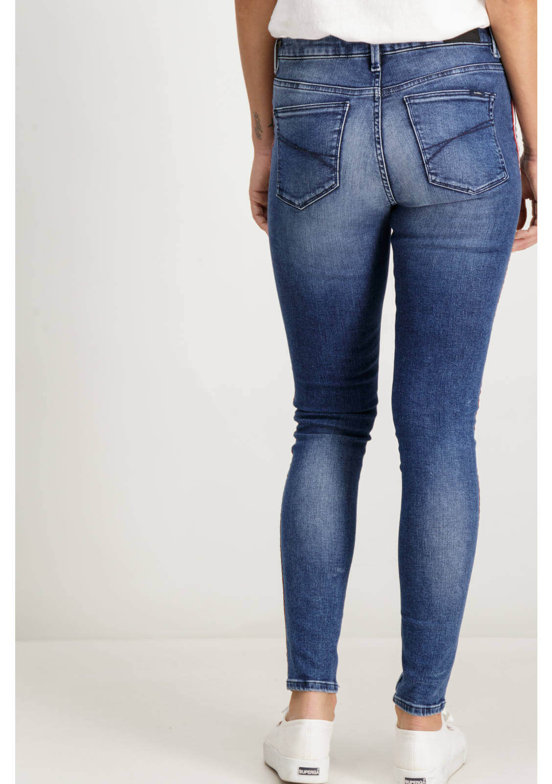 Calça de ganga clara com lista lateral para mulher da Garcia Jeans