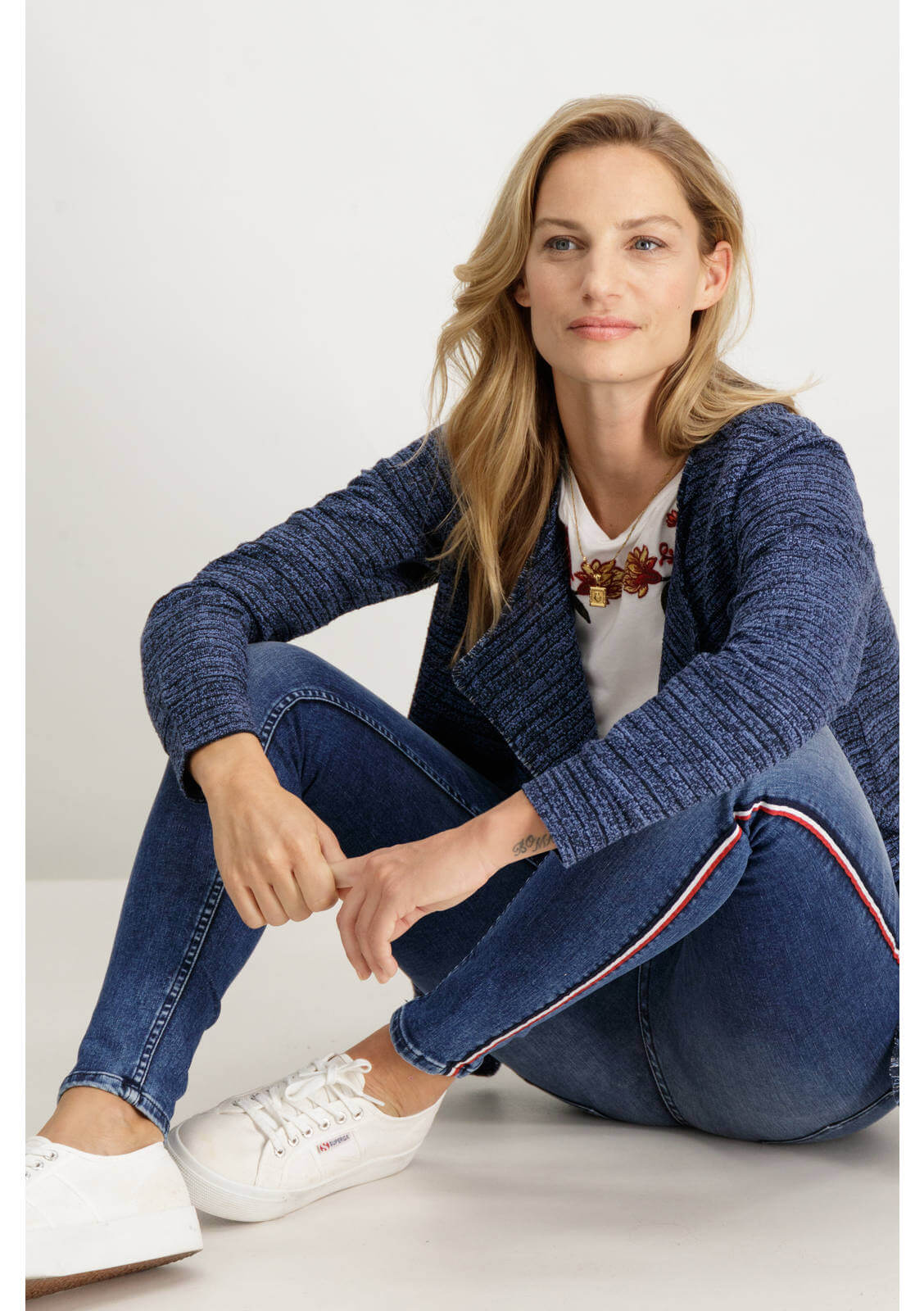 Calça de ganga clara com lista lateral para mulher da Garcia Jeans