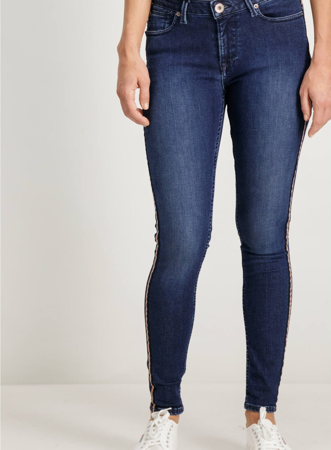 Calça de ganga com lista lateral para mulher da Garcia Jeans
