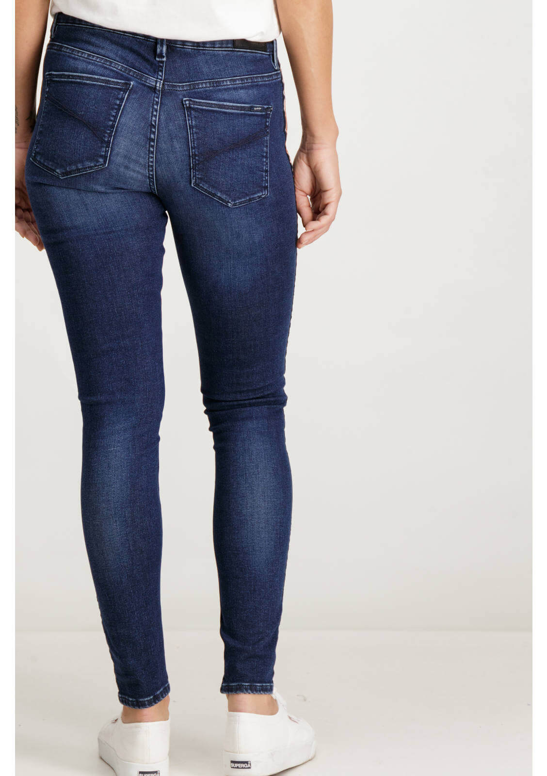 Calça de ganga com lista lateral para mulher da Garcia Jeans