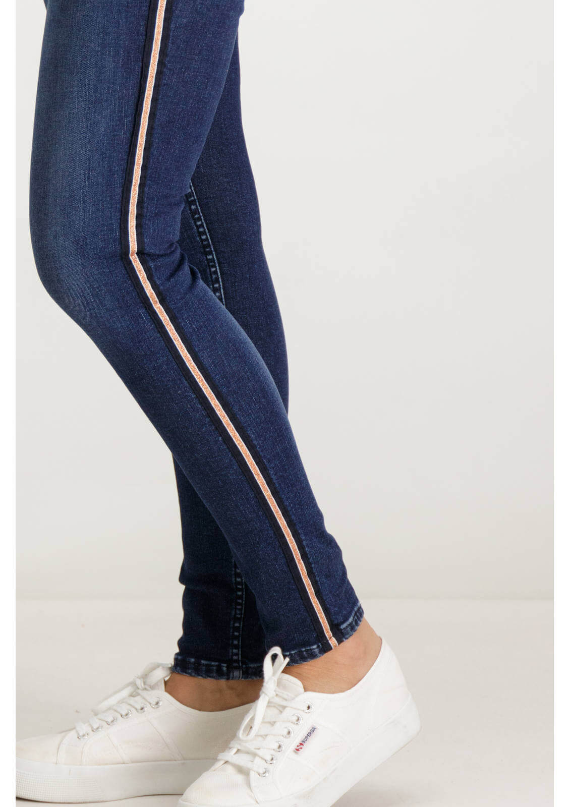Calça de ganga com lista lateral para mulher da Garcia Jeans